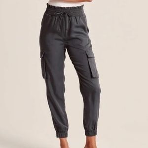 ABERCROMBIE & FITCH - HIGH RISE UTILITY CARGO JOGGER - GREY - S